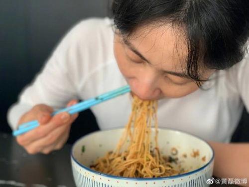 黄磊和孙莉吃瓜,揭秘娱乐圈夫妻的幸福日常  第2张