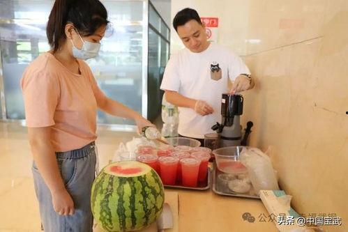 武汉夫妻吃瓜事件,一场网络热议背后的真相揭秘  第1张