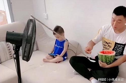 小孩滑倒喂爸爸吃瓜  第2张